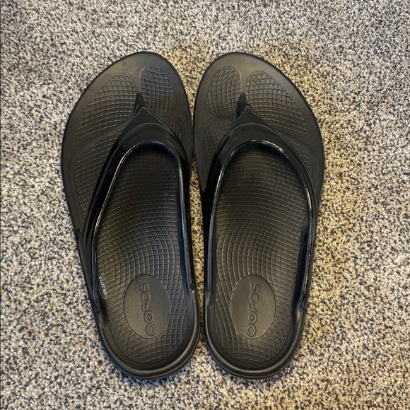 OOFOS OOlala recovery sandal black patent, 8 - Picture 5 of 10